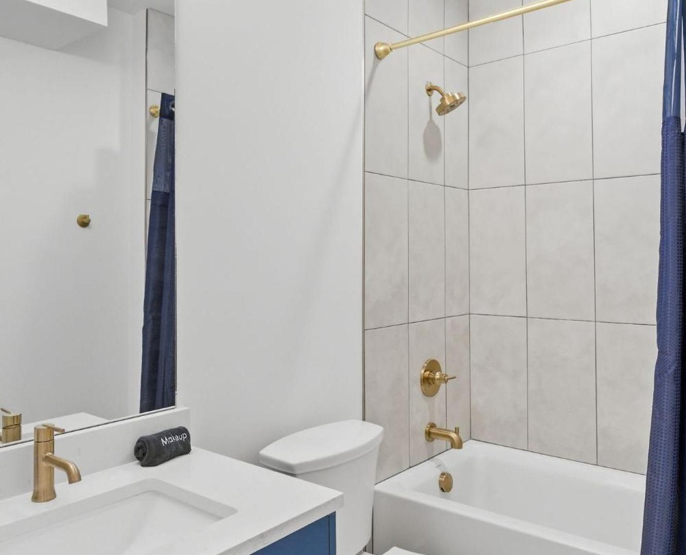 Elevated Luxury Skyline Views Near Broadway Holiday home