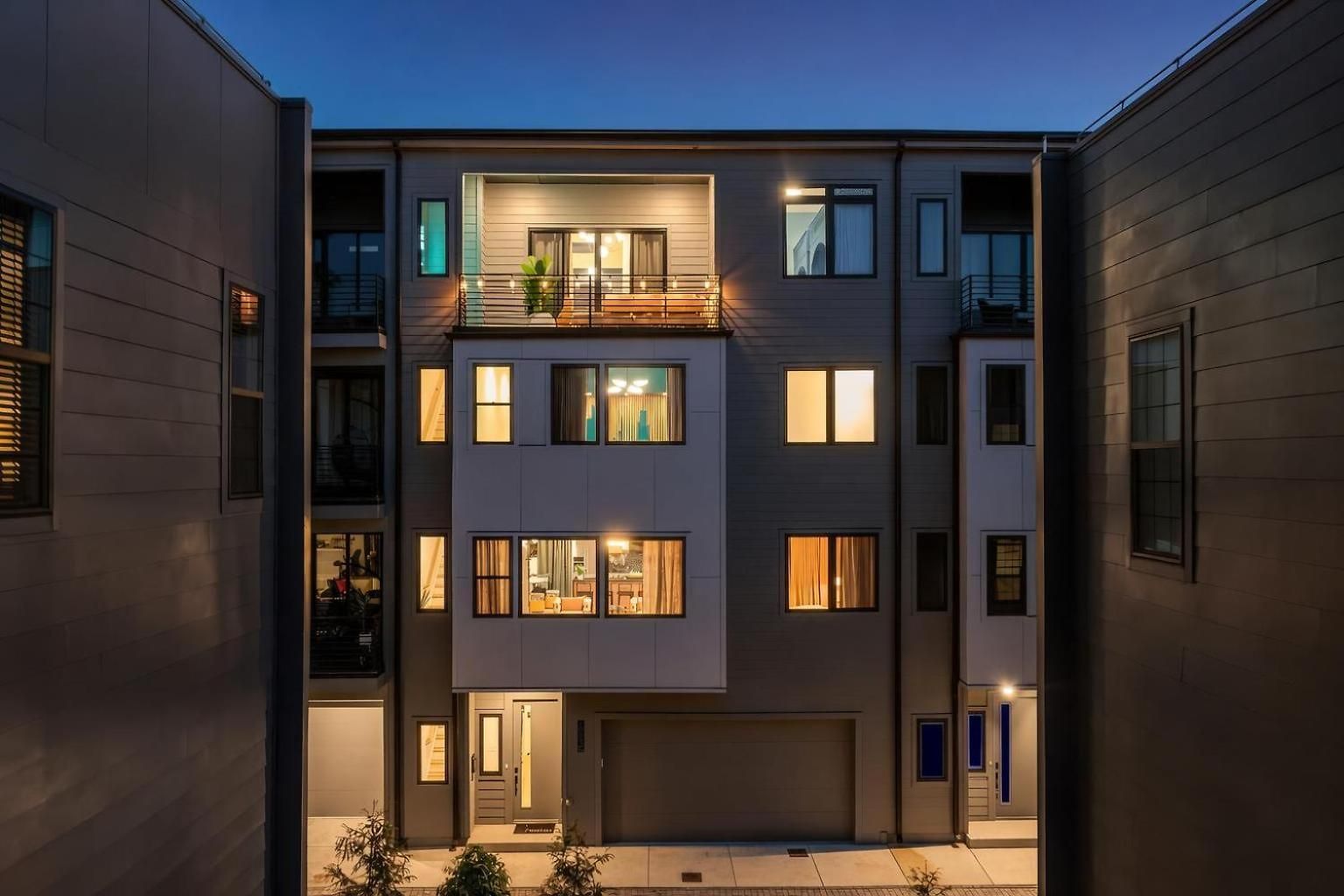 Holiday home Neon Balcony House - Sleeps 12 Near Broadway *