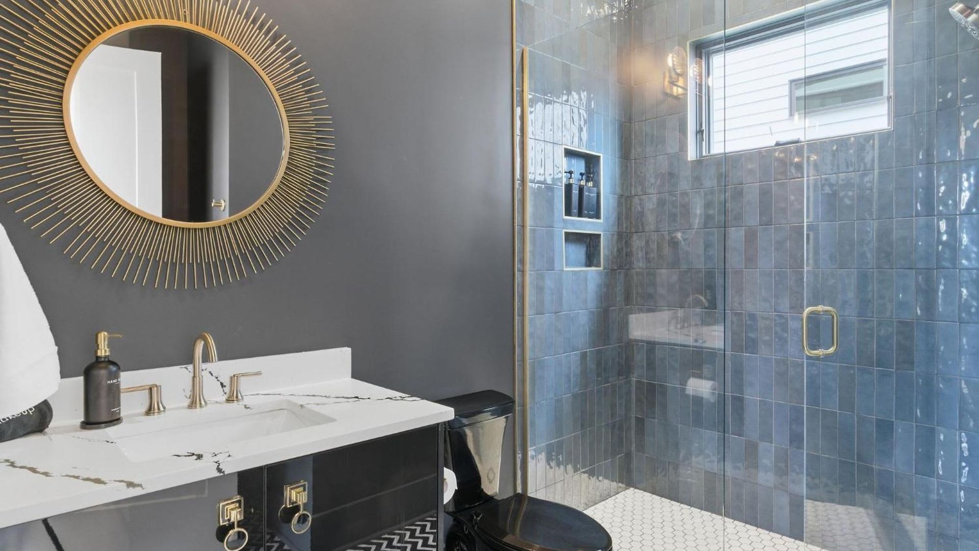 Elevated Luxury Skyline Views Near Broadway Holiday home *