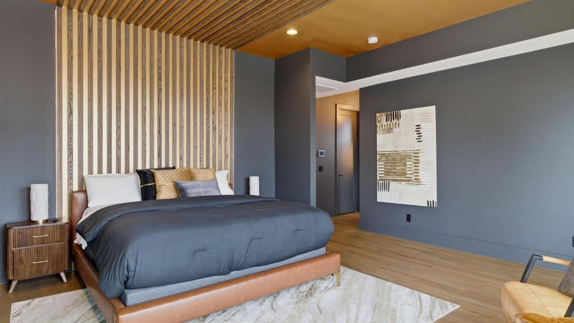Elevated Luxury Skyline Views Near Broadway Holiday home *