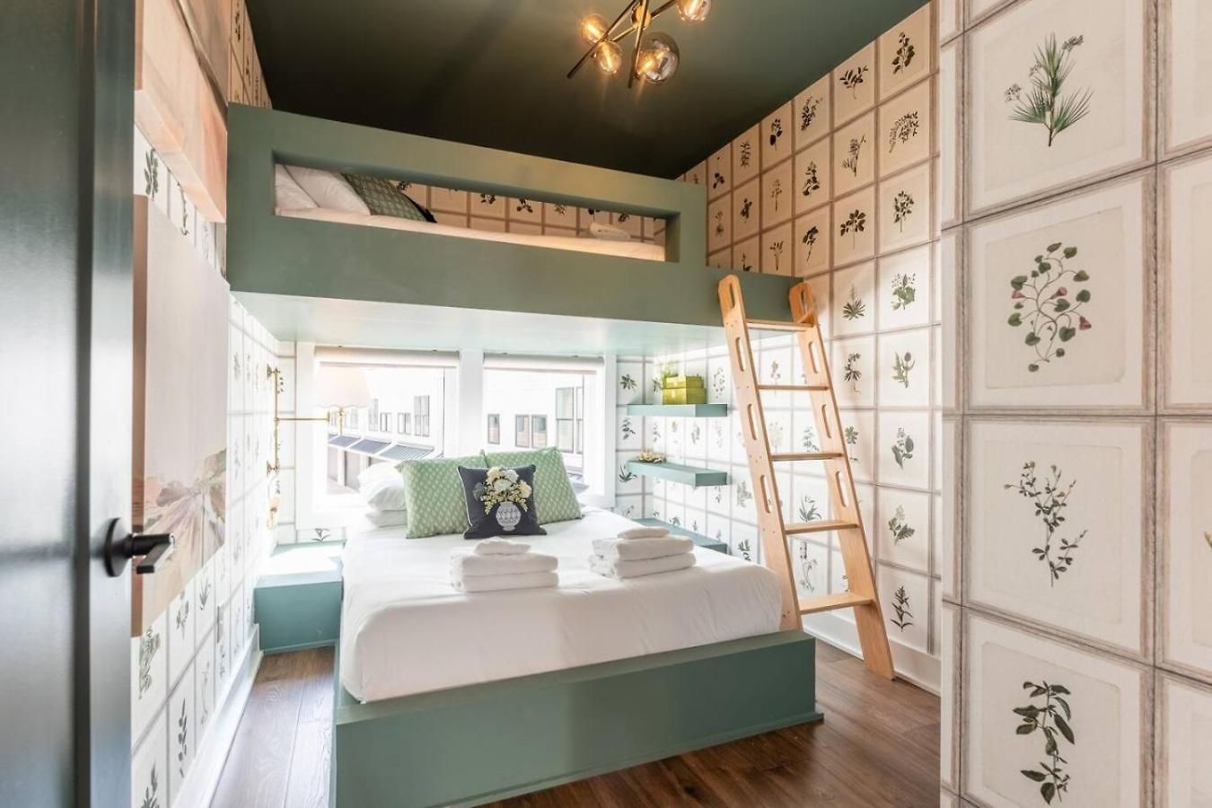 Luxury Downtown Views - Rooftop - Hot Tub - Garage Holiday home
