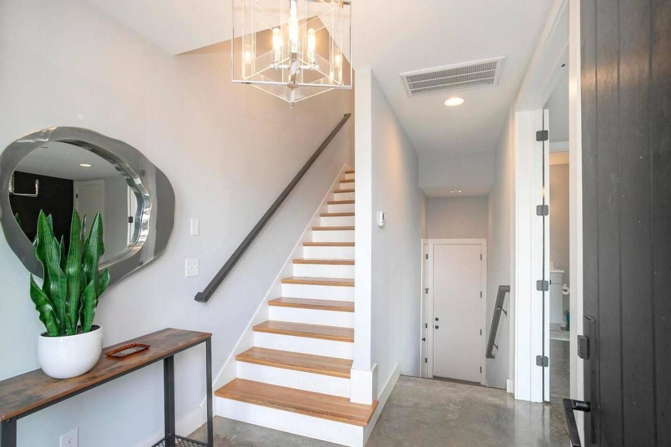 Downtown Modern, Rooftop Patio, Vanderbilt, 8 Beds Holiday home