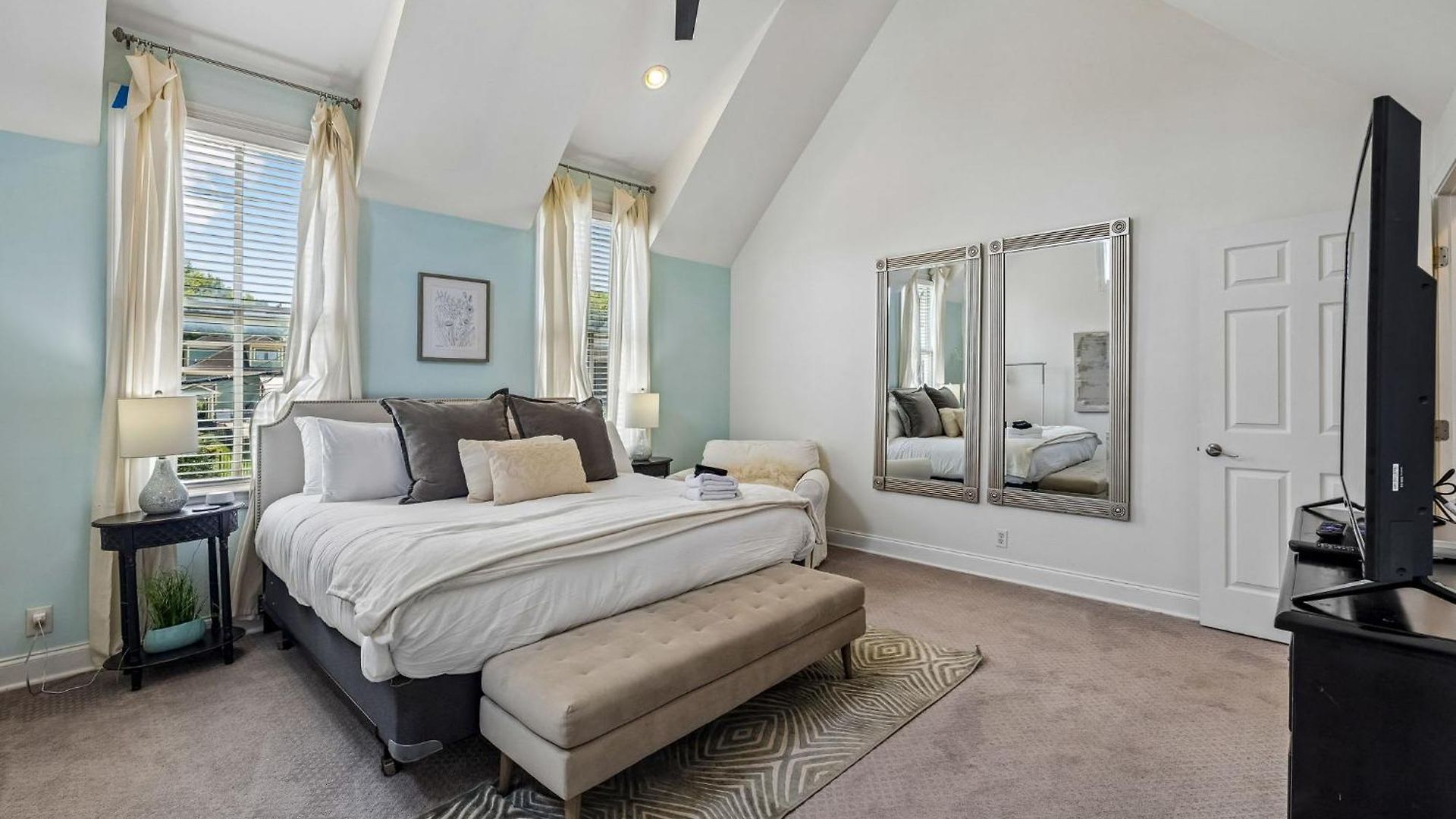 Spacious Townhouse W Exclusive Backyard Holiday home