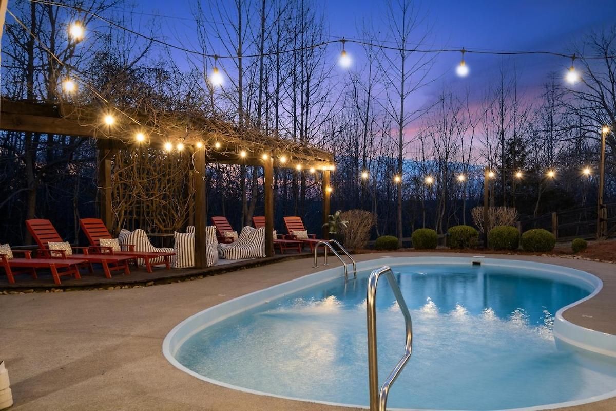 Cedar Peak - Pool Hot Tub & Gym Sleeps 24 Holiday home Nashville