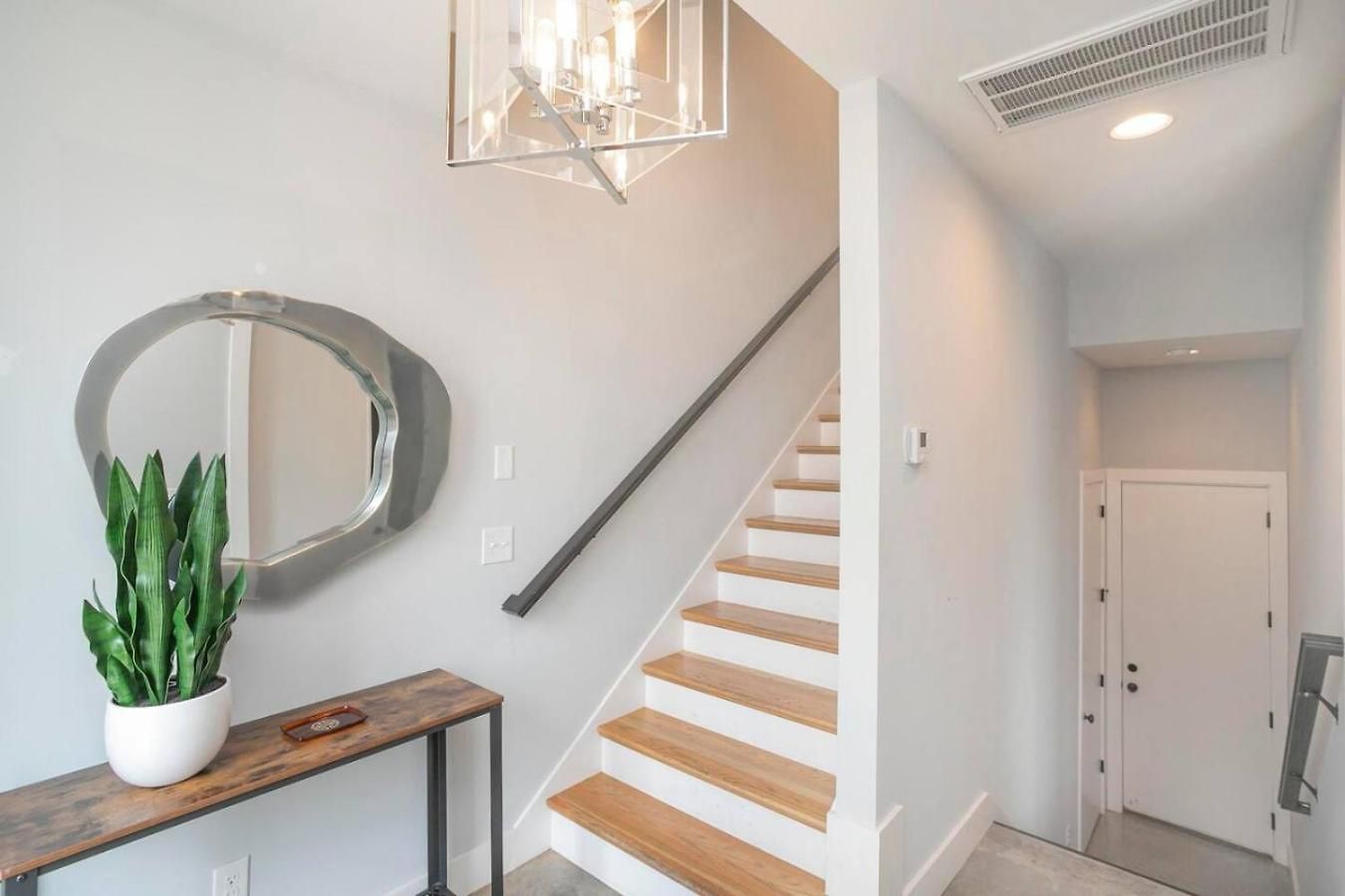 Downtown Modern, Rooftop Patio, Vanderbilt, 8 Beds Holiday home *