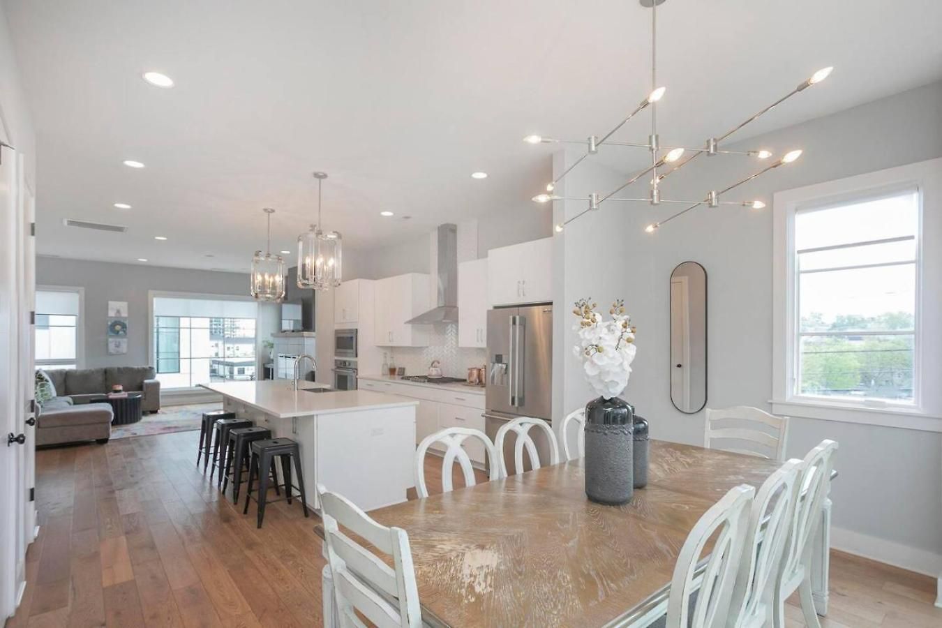 Downtown Modern, Rooftop Patio, Vanderbilt, 8 Beds Holiday home