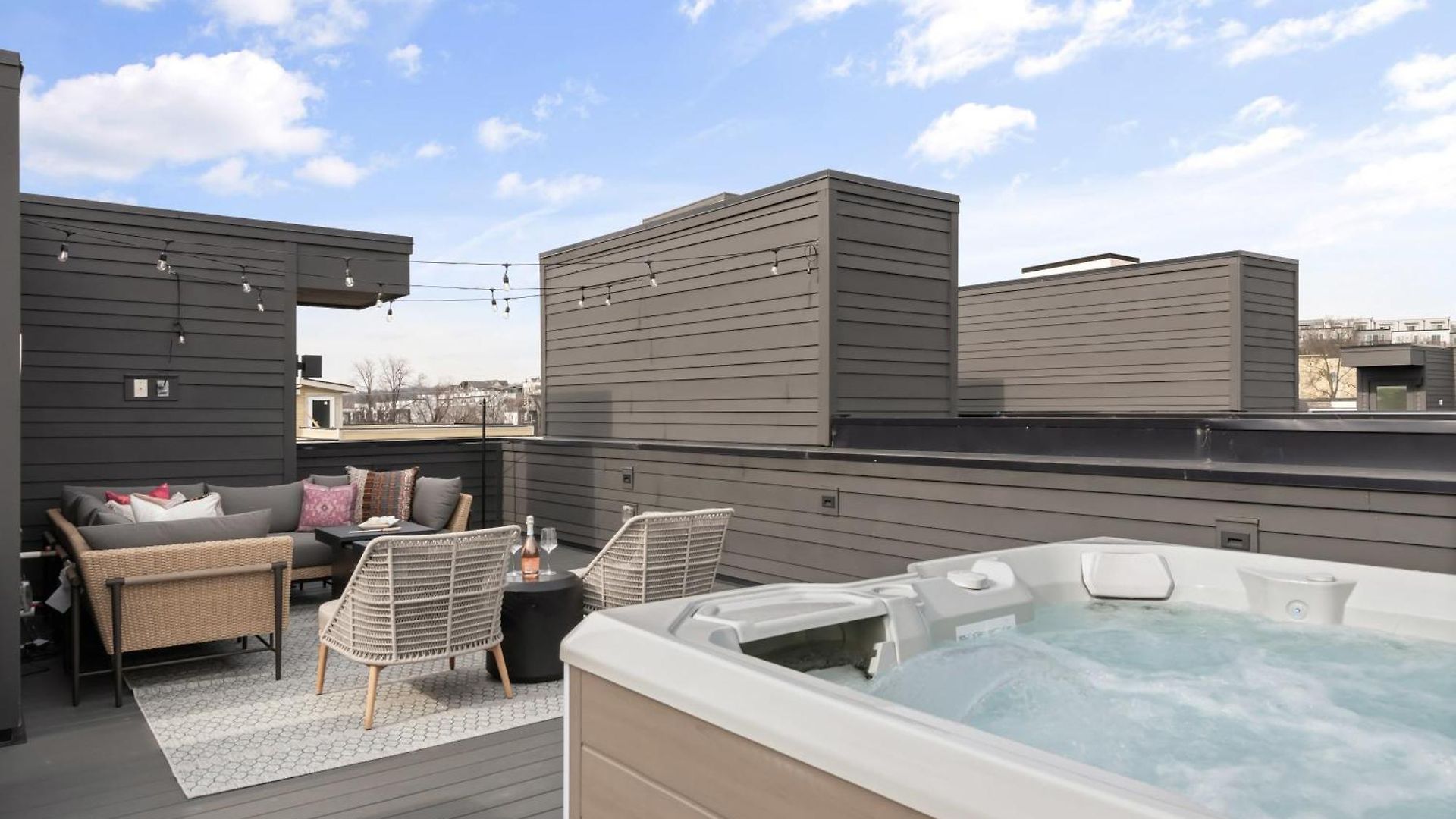 The Hubb House - Relaxing Rooftop Hot Tub Holiday home