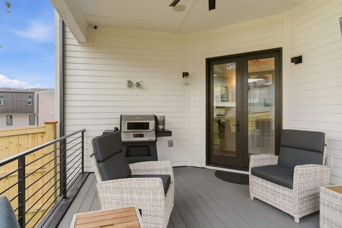 2 Ultra Lux Homes Sleeps 24 Hot Tub & Rooftops Holiday home
