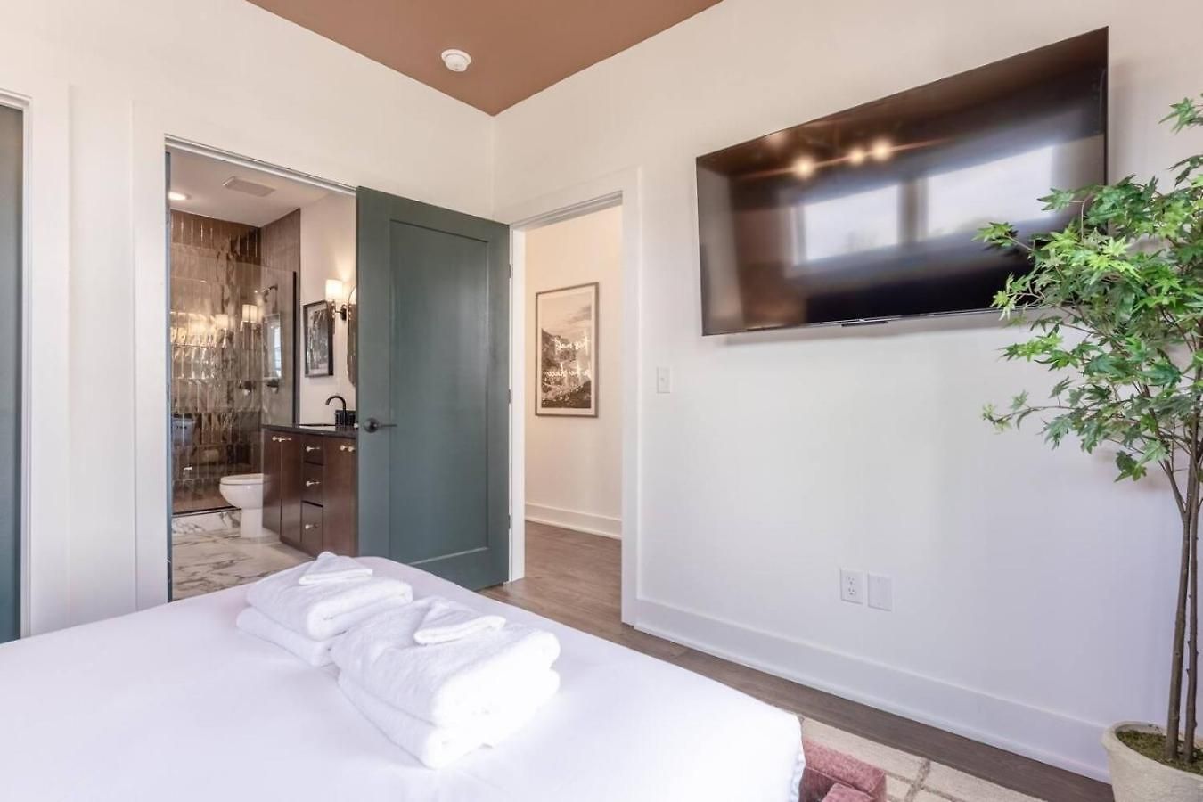Luxury Downtown Views - Rooftop - Hot Tub - Garage * Nashville