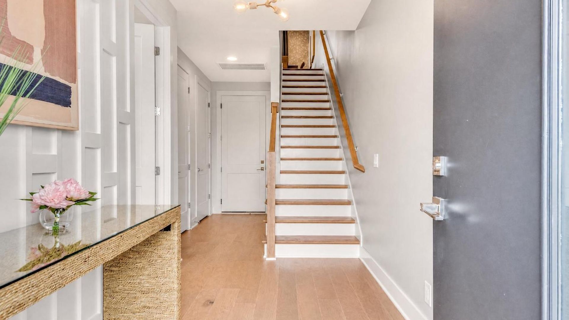 Pet-friendly House Sleeps 12 Near Geodis Park *