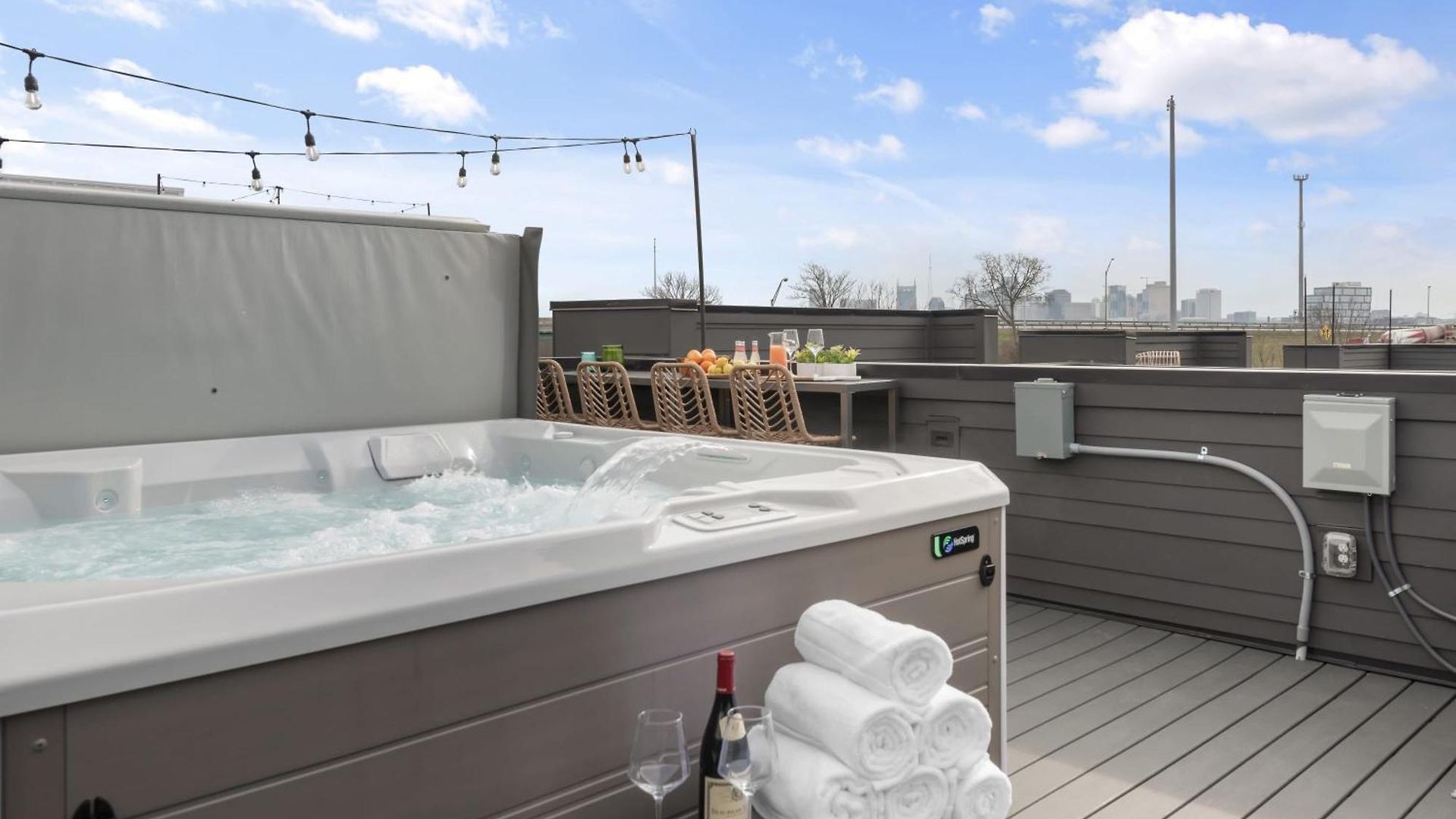 The Hubb House - Relaxing Rooftop Hot Tub Holiday home *