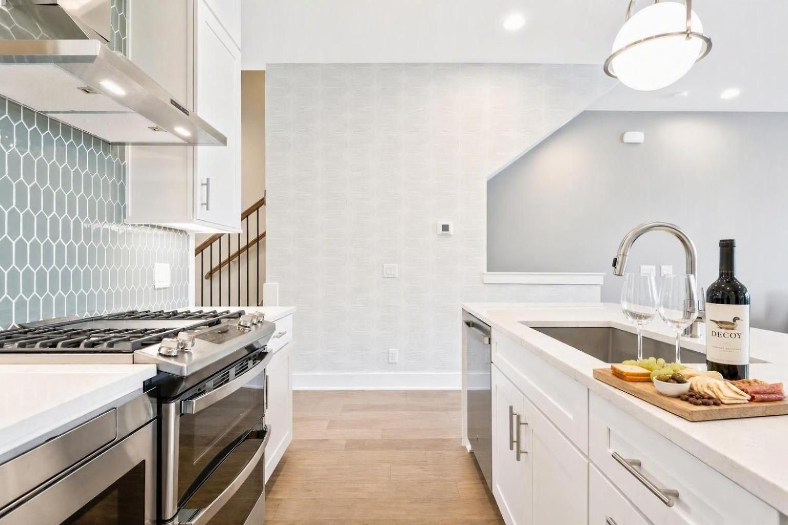 Rooftop Deck Townhome Sleeps 12 Near Geodis Park Holiday home