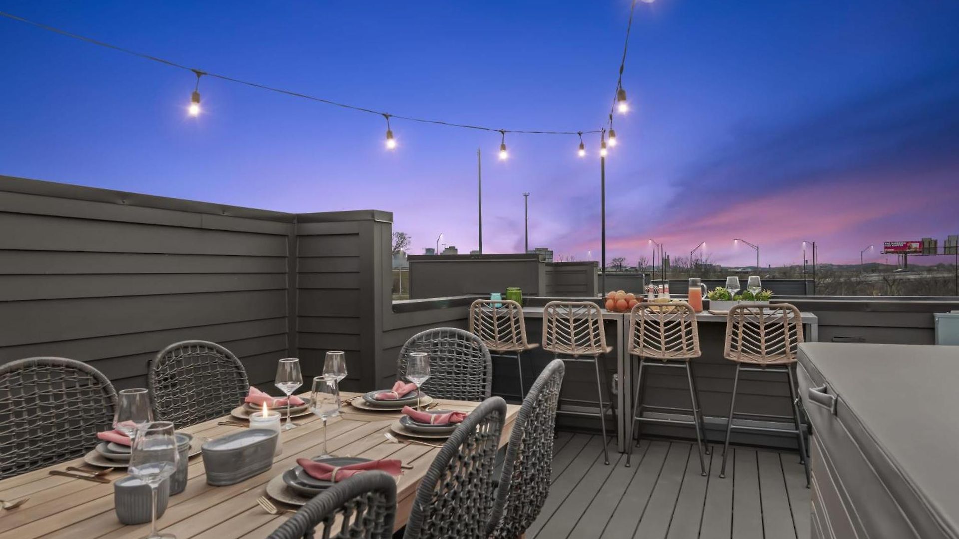 The Hubb House - Relaxing Rooftop Hot Tub *