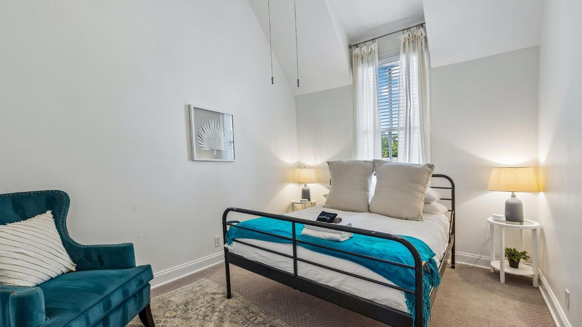 Spacious Townhouse W Exclusive Backyard *
