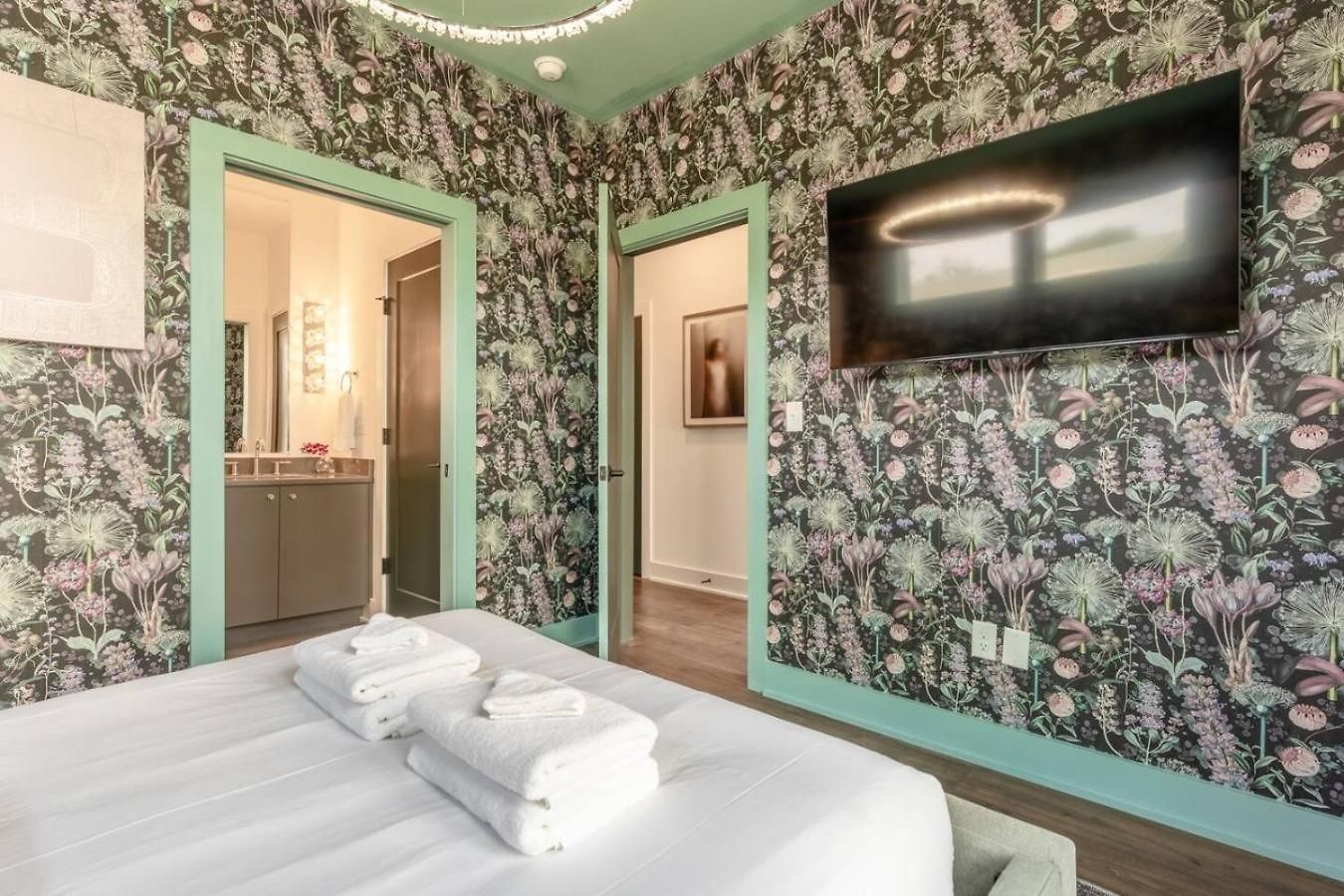 Luxury Downtown Views - Rooftop - Hot Tub - Garage Holiday home *