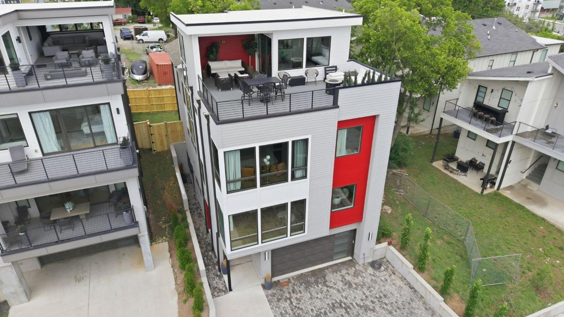 Elevated Luxury Skyline Views Near Broadway Holiday home *