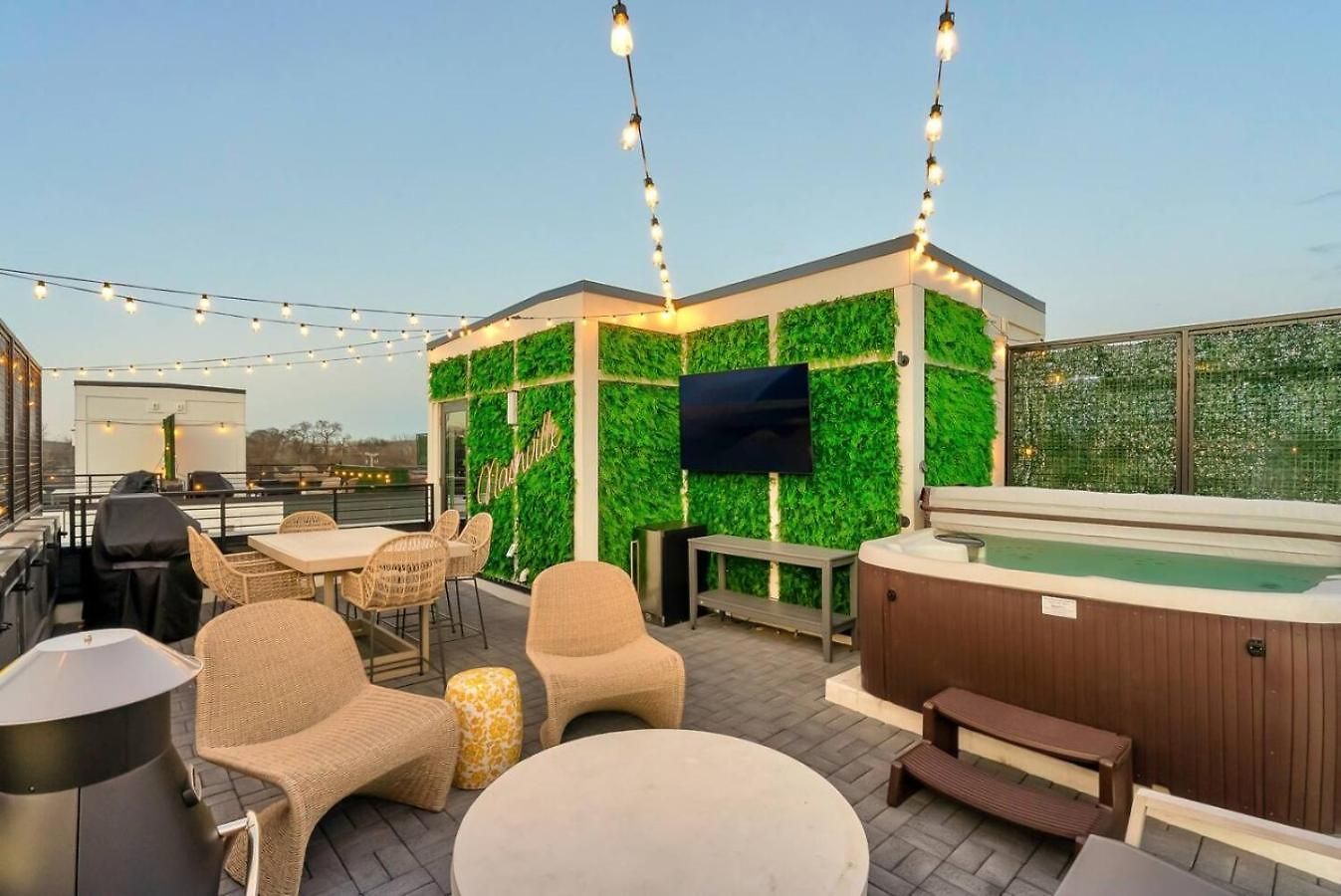 Holiday home Luxury Downtown Views - Rooftop - Hot Tub - Garage *