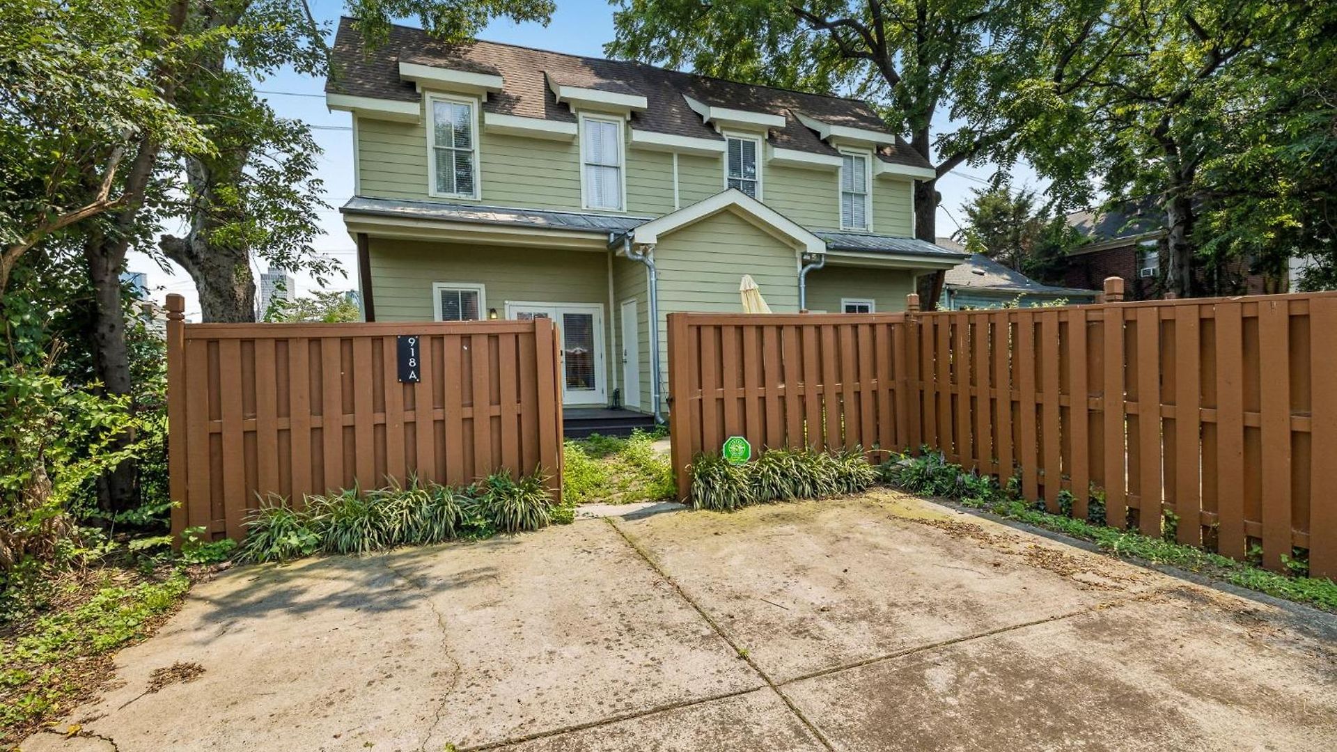 Spacious Townhouse W Exclusive Backyard