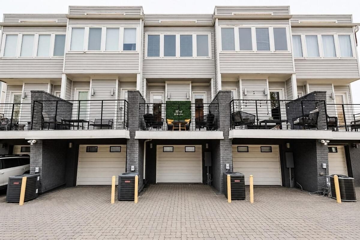 Funk House. Mins To Broadway. Parking *