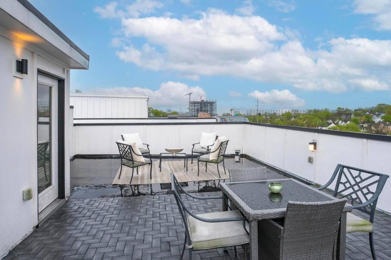 Downtown Modern, Rooftop Patio, Vanderbilt, 8 Beds Holiday home