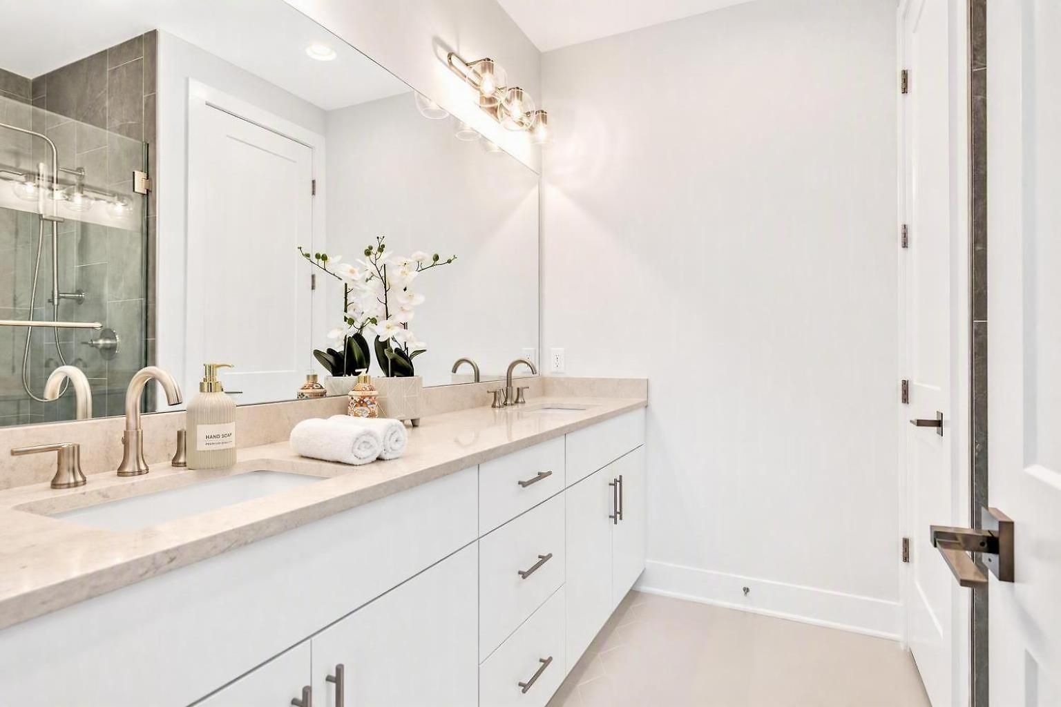 2 Rooftop Homes - Sleeps 24 - Near Geodis Park