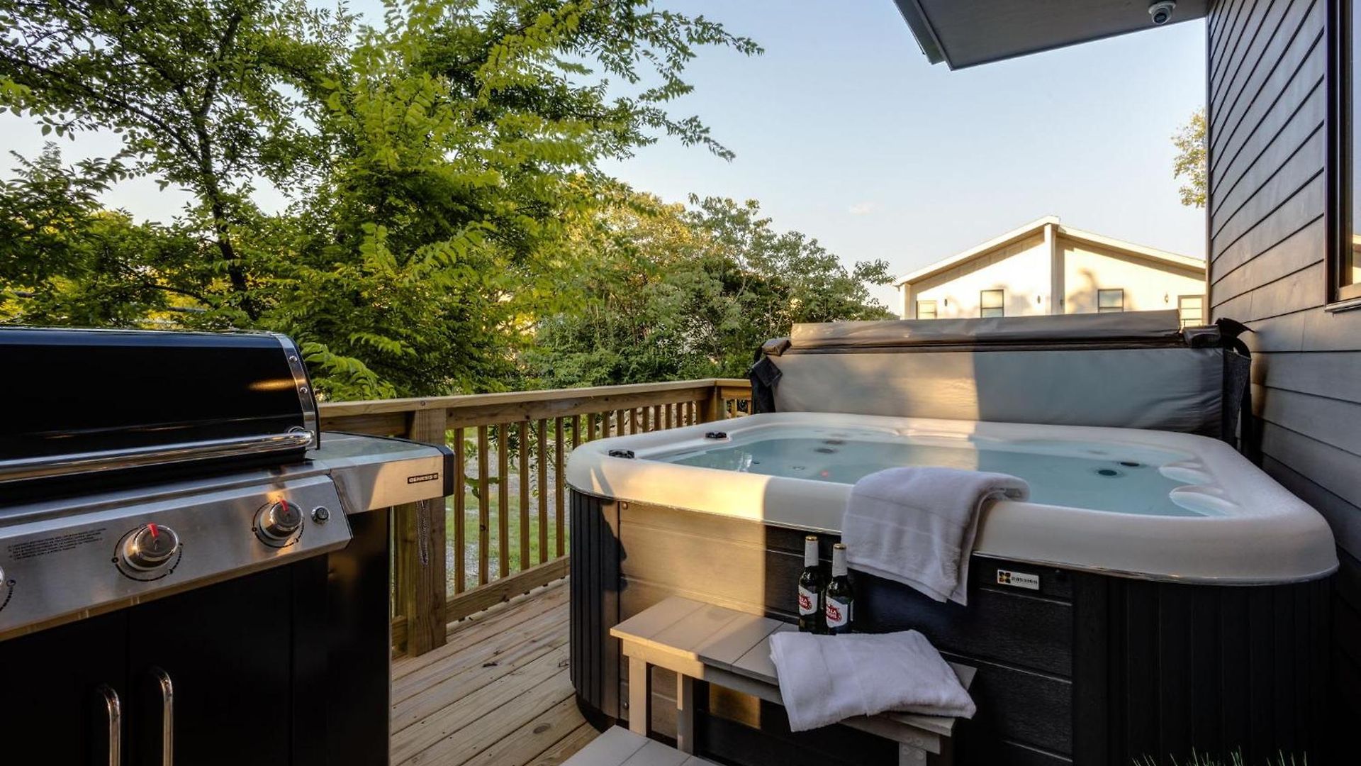 2 Ultra Lux Homes Sleeps 24 Hot Tub & Rooftops Holiday home