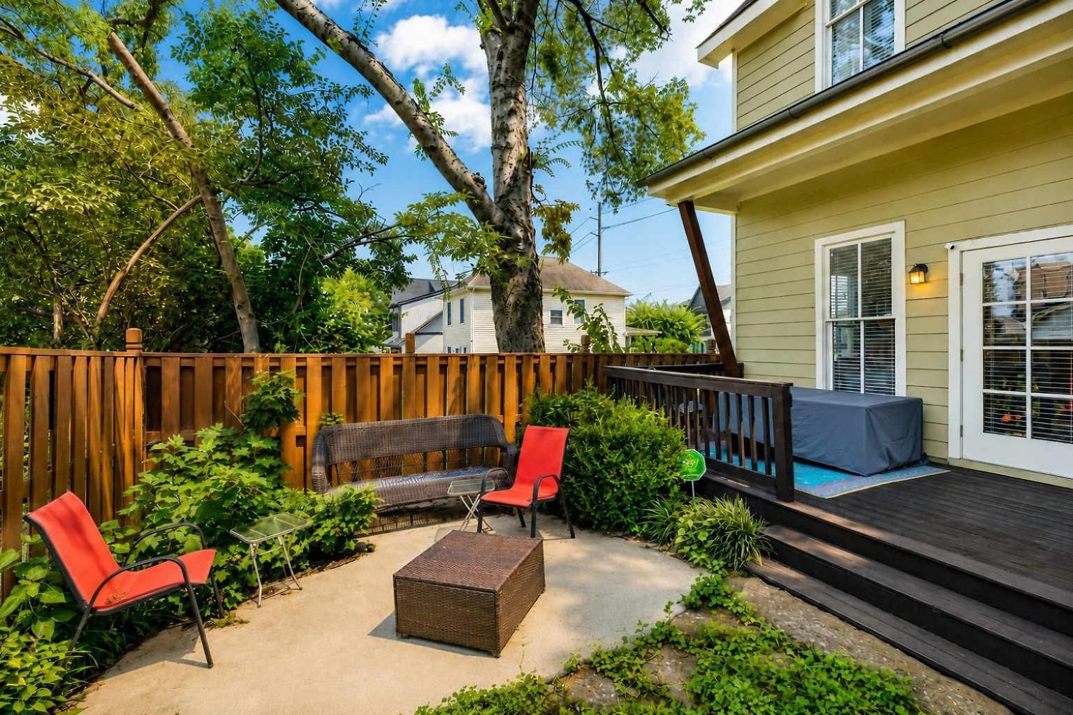 Spacious Townhouse W Exclusive Backyard Holiday home *