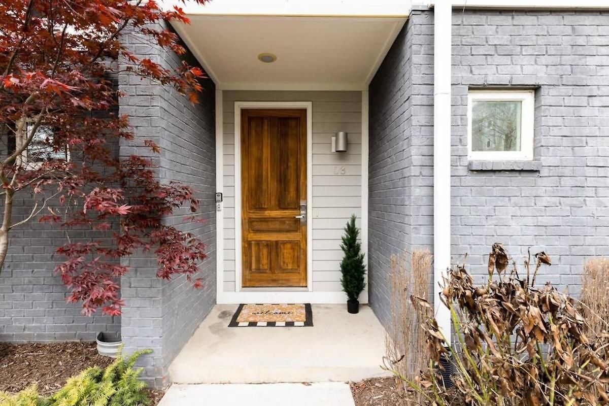 Funk House. Mins To Broadway. Parking