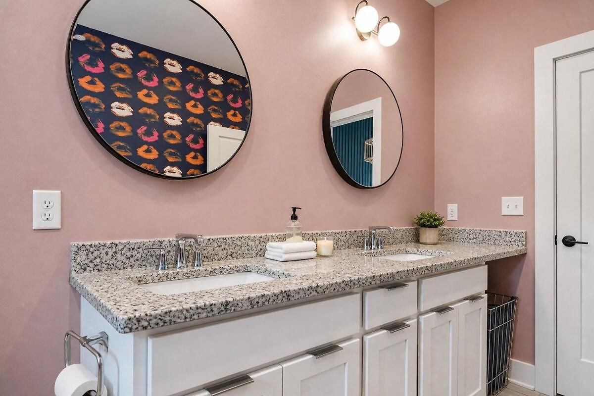 Funk House. Mins To Broadway. Parking Holiday home *