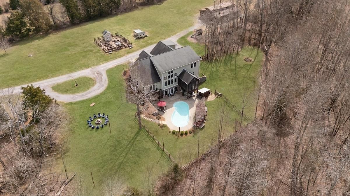 Cedar Peak - Pool Hot Tub & Gym Sleeps 24 Holiday home Nashville