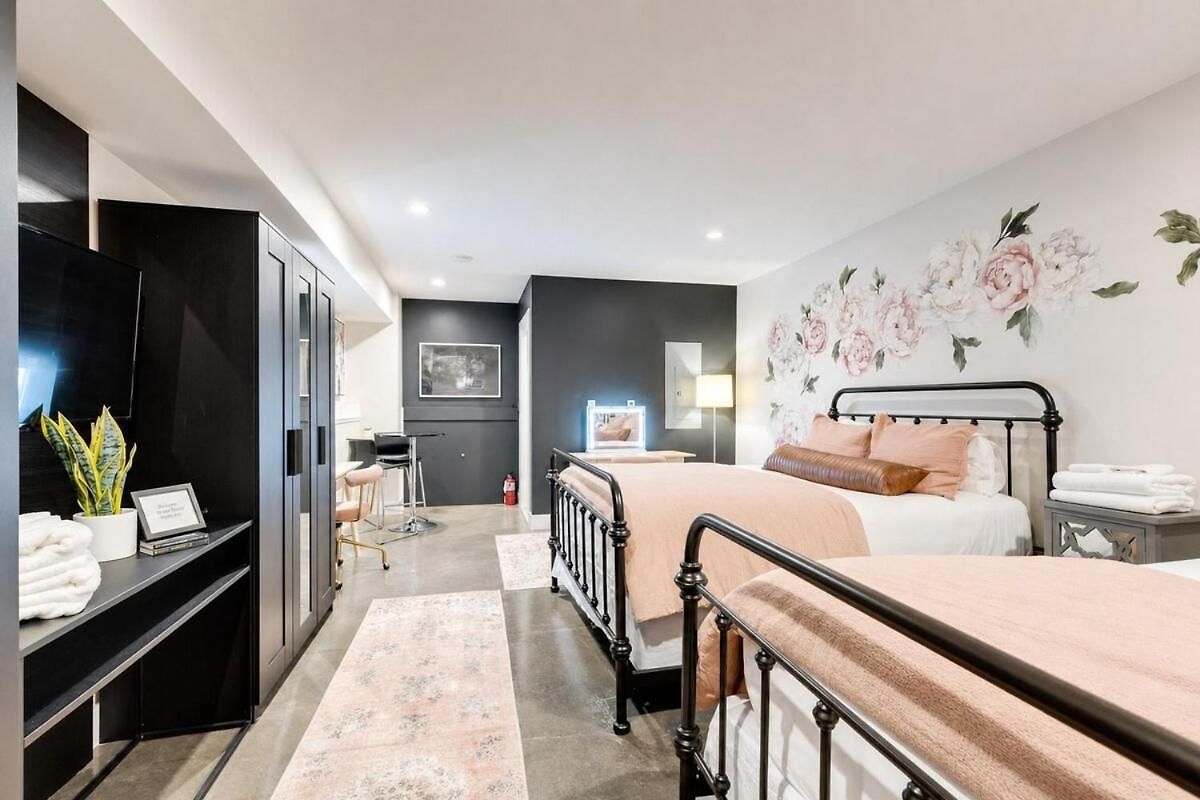 Funk House. Mins To Broadway. Parking *