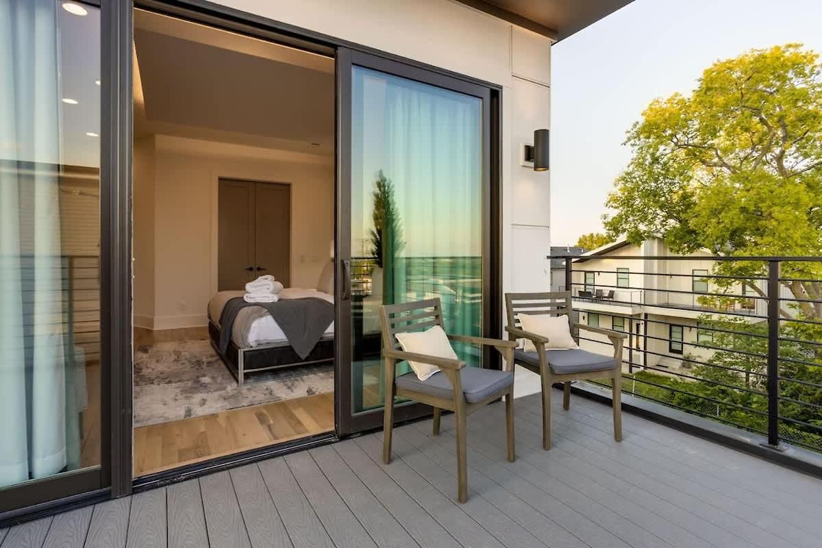 2 Ultra Lux Homes Sleeps 24 Hot Tub & Rooftops Holiday home