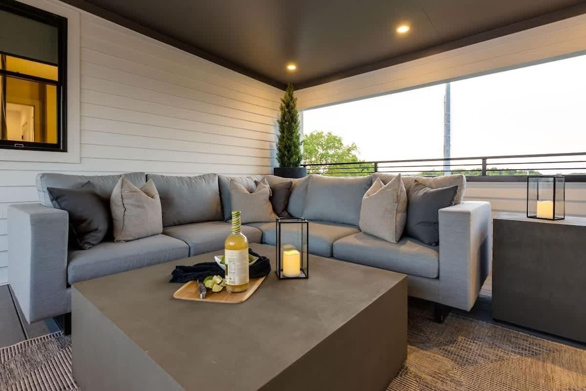 2 Ultra Lux Homes Sleeps 24 Hot Tub & Rooftops Holiday home *