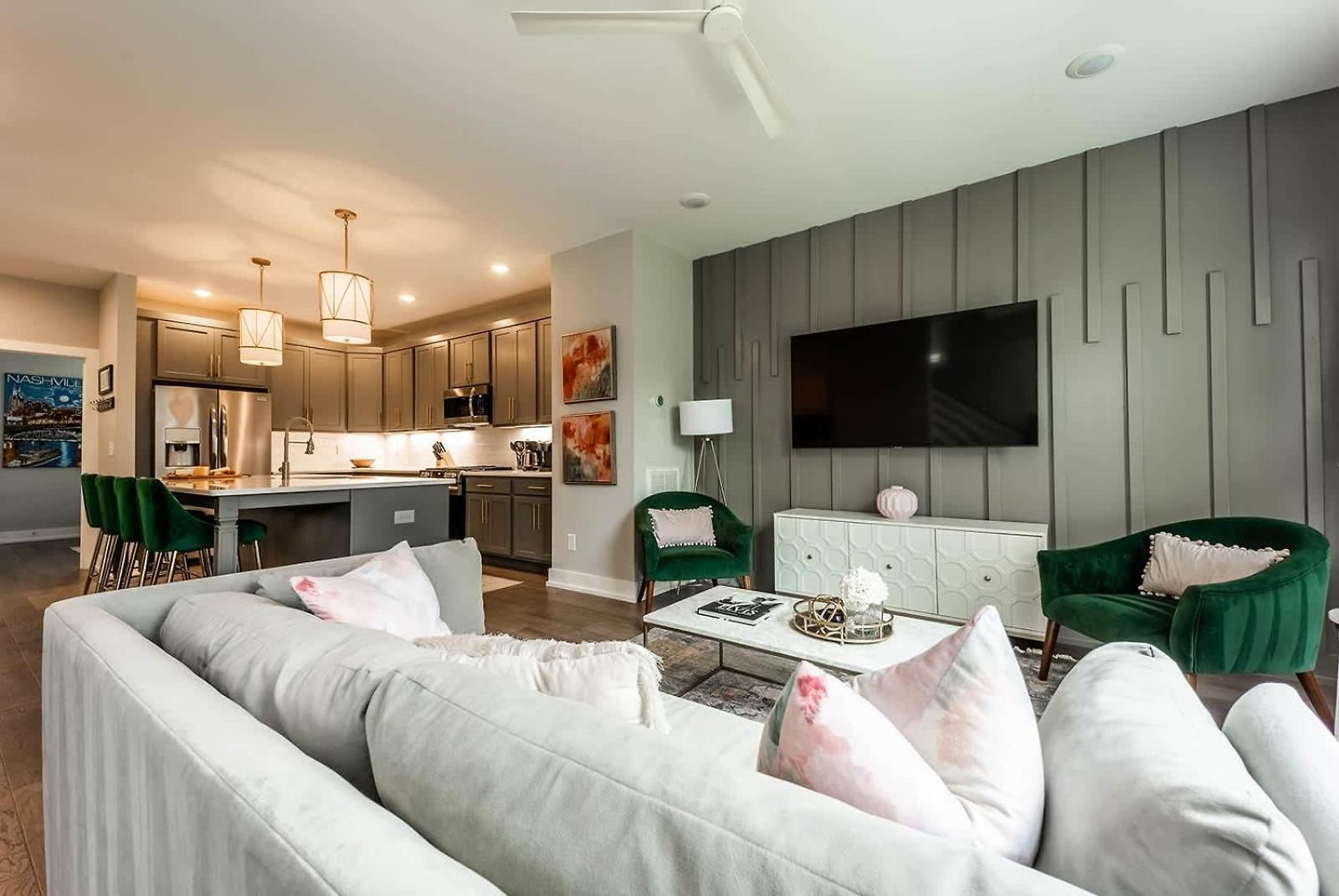 Modern East 4br Deck And Sleeps 10 Apartment Nashville
