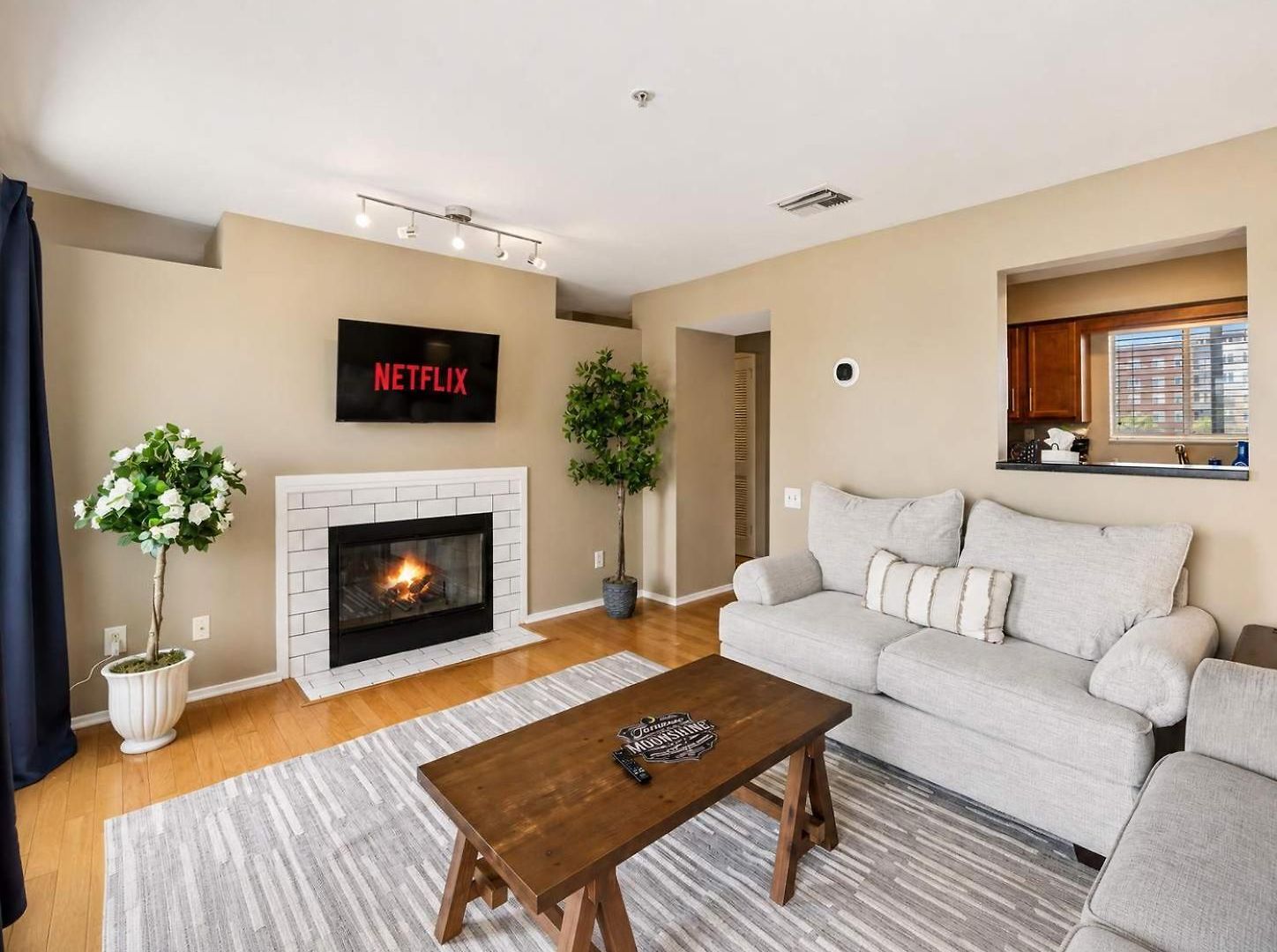 Apartment Stylish W Private Deck & River View