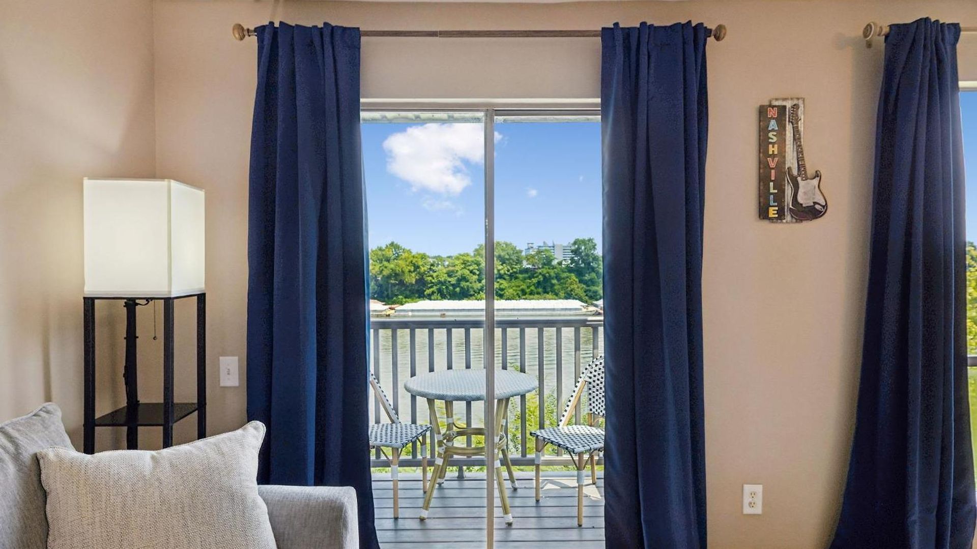 Stylish W Private Deck & River View Apartment