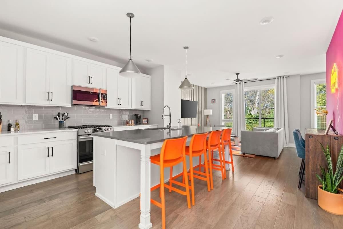 Apartment Pop Art 4br Near Downtown And Sleeps 10