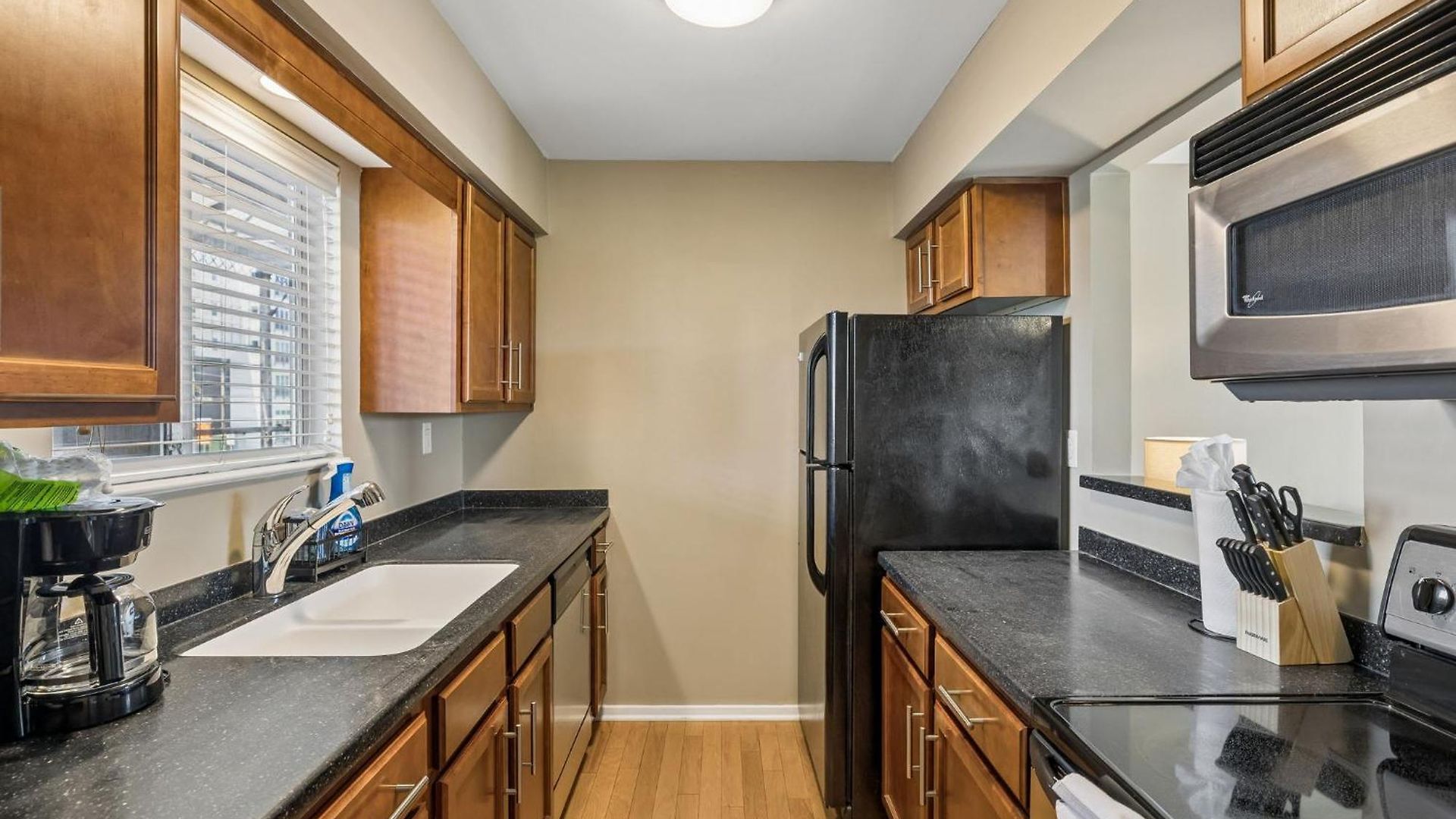 Apartment Stylish W Private Deck & River View