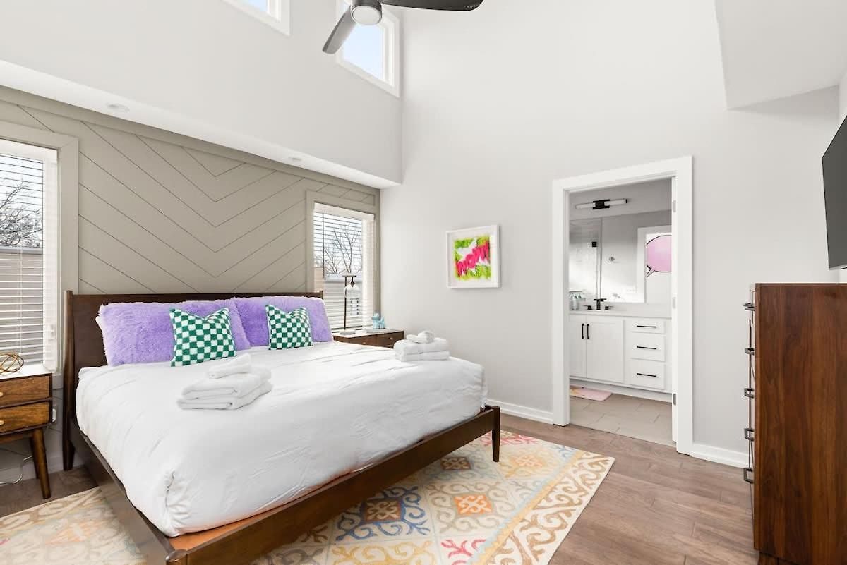 Apartment Pop Art 4br Near Downtown And Sleeps 10 *