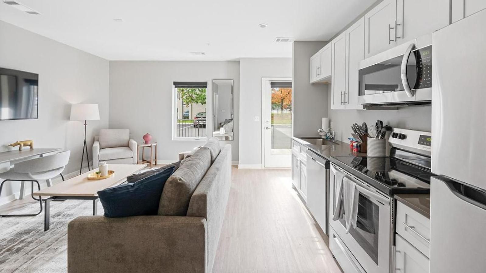 Apartment Landing Modern With Amazing Amenities Nashville