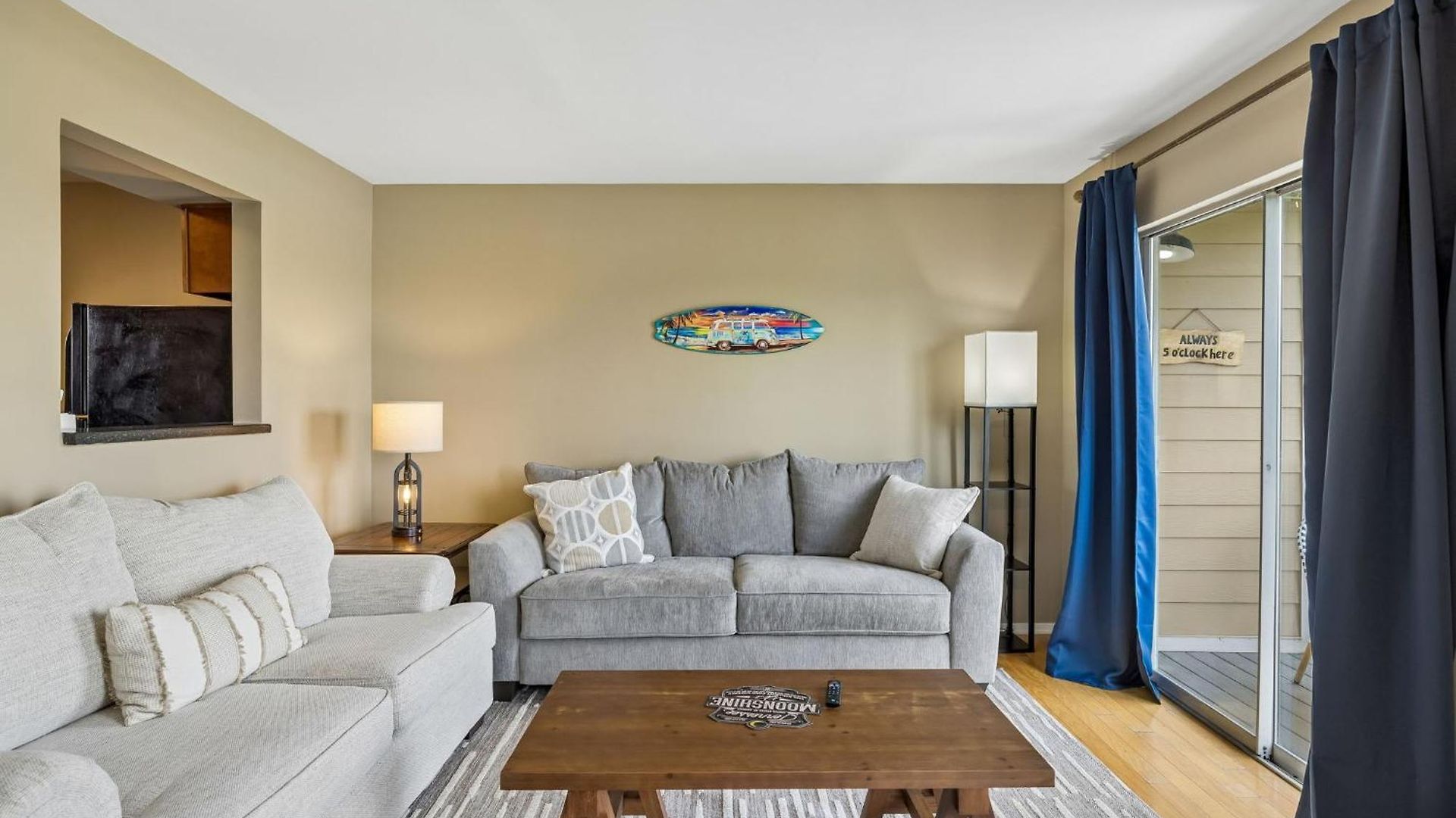 Stylish W Private Deck & River View Apartment