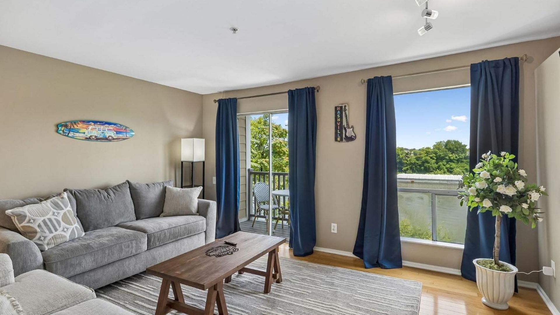 Apartment Stylish W Private Deck & River View *