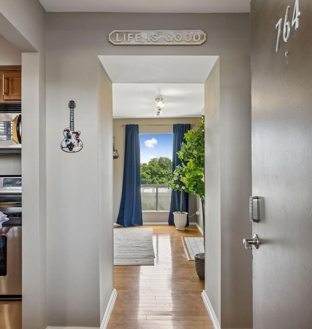 Stylish W Private Deck & River View Apartment