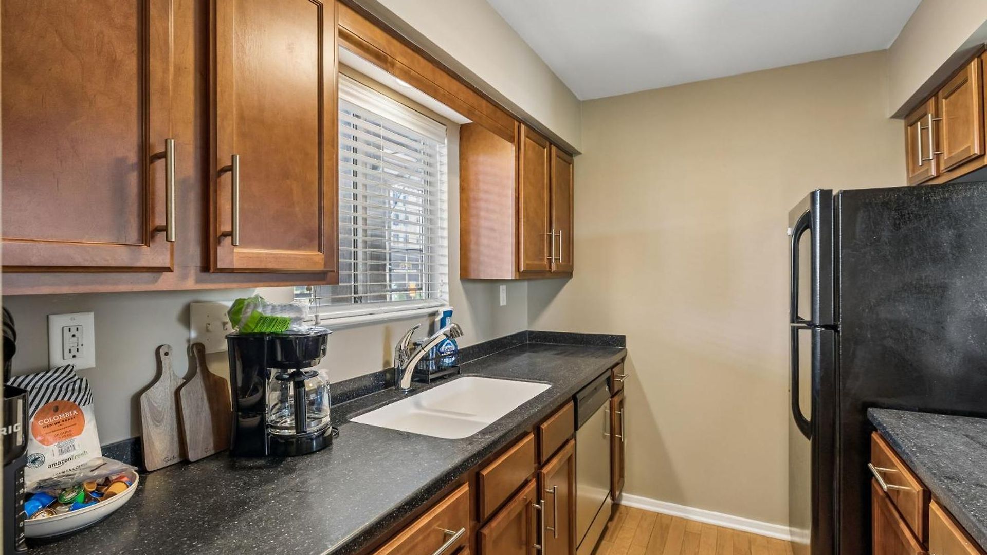 Stylish W Private Deck & River View Apartment