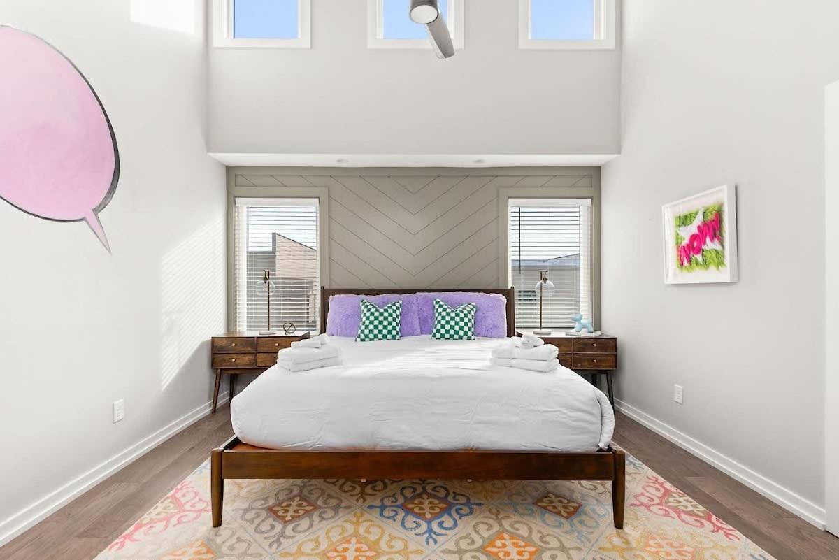 Apartment Pop Art 4br Near Downtown And Sleeps 10 *