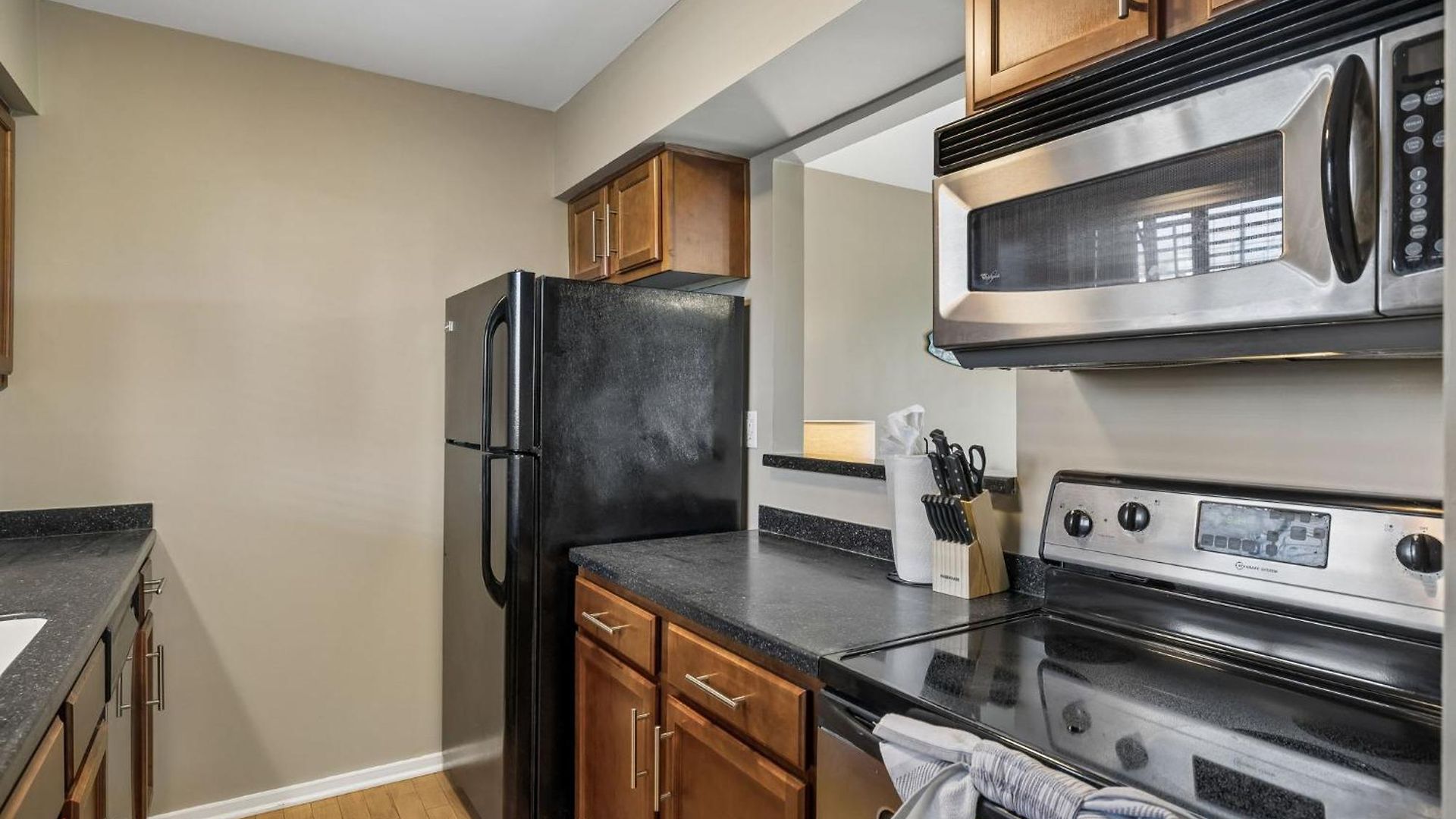 Stylish W Private Deck & River View Apartment *