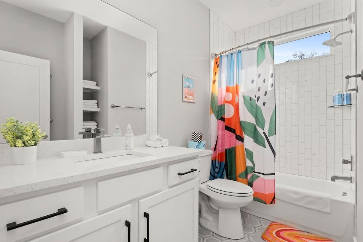 Apartment Pop Art 4br Near Downtown And Sleeps 10