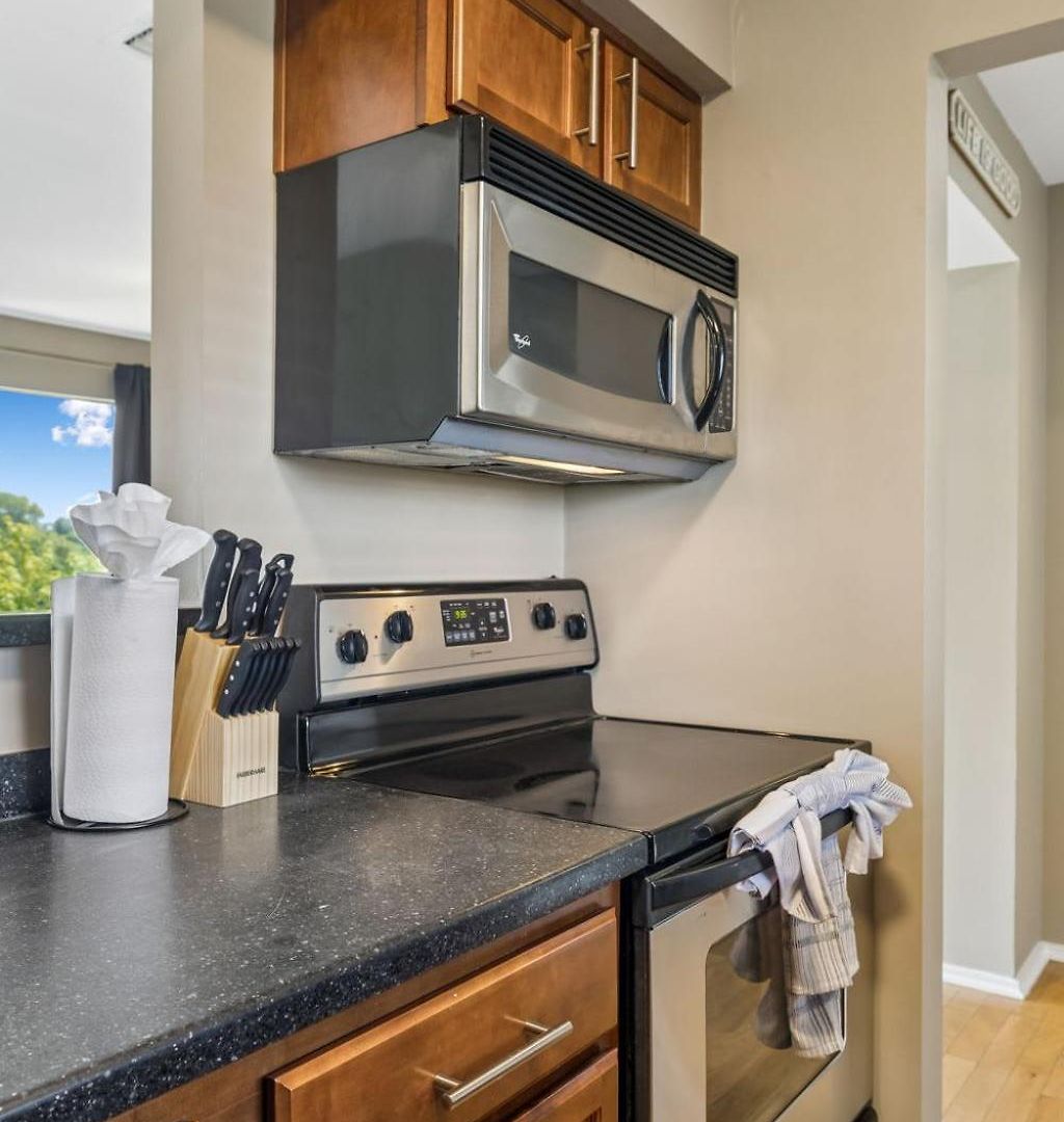 Stylish W Private Deck & River View *