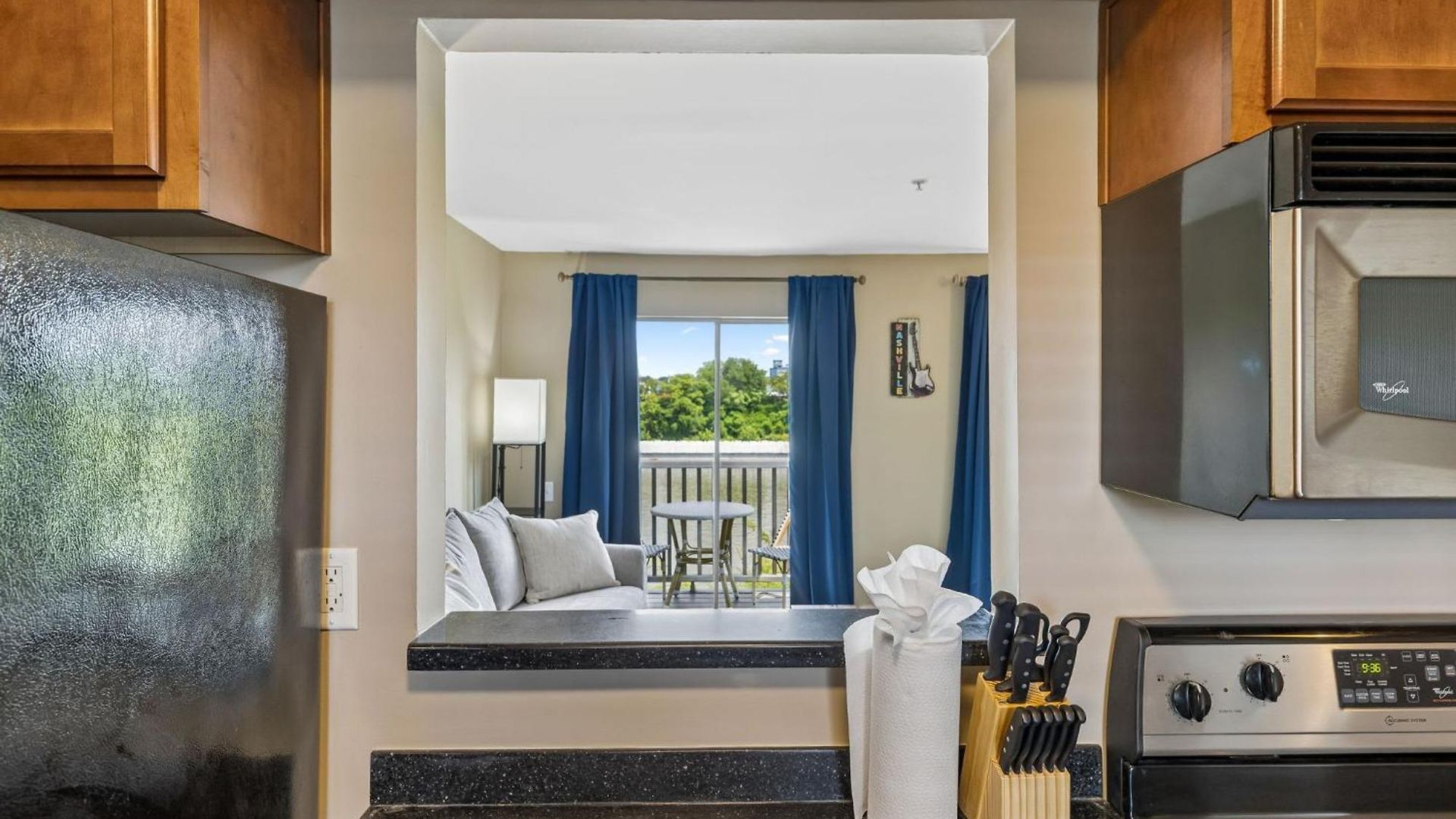 Apartment Stylish W Private Deck & River View *