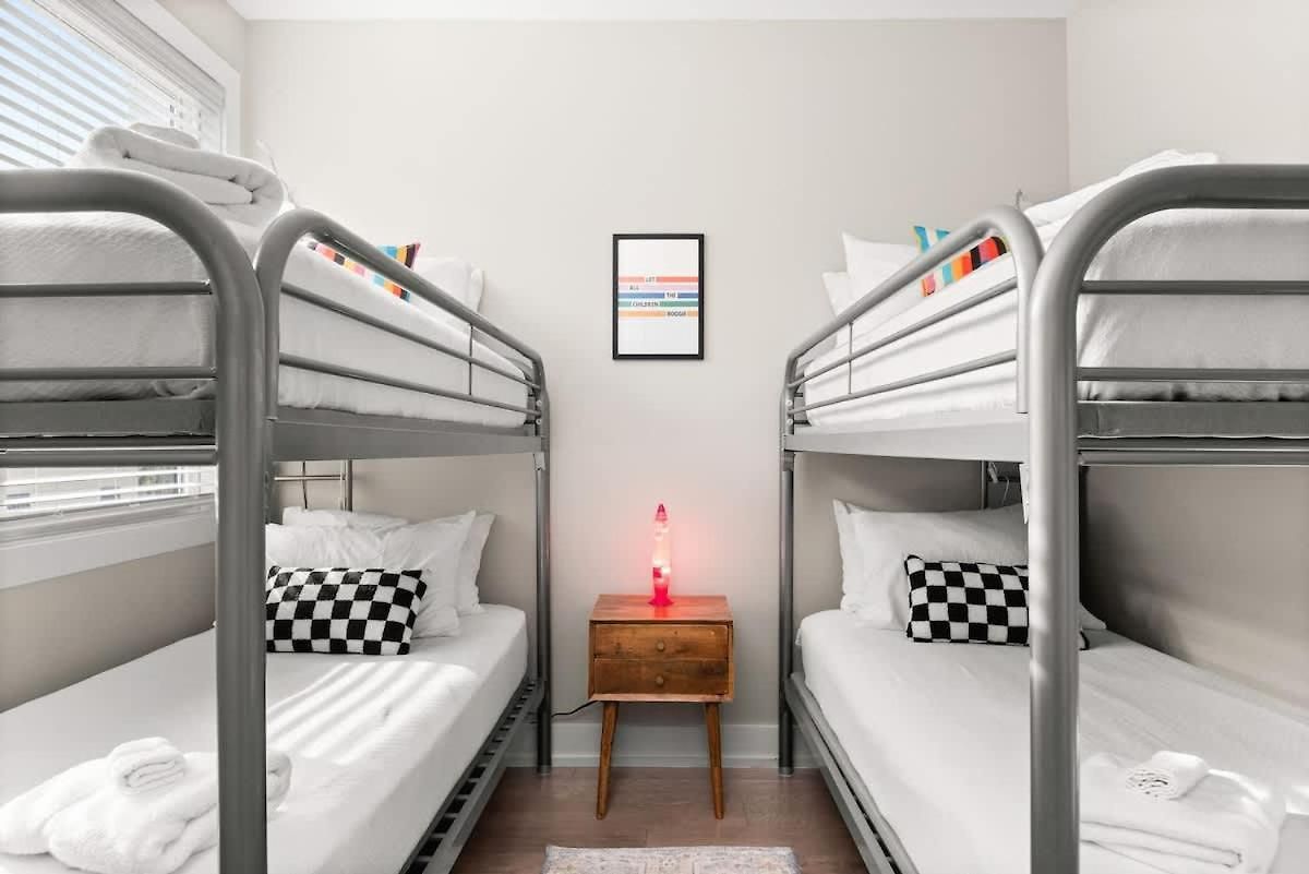 Pop Art 4br Near Downtown And Sleeps 10 Apartment